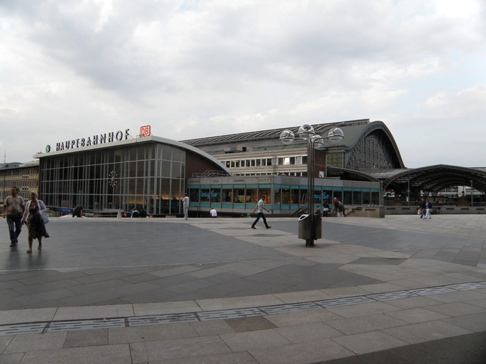 Vista exterior del edificio de viajeros y marquesina de la estación de Colonia