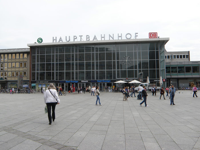 Plaza de acceso al edificio de viajeros de la estación de Colonia