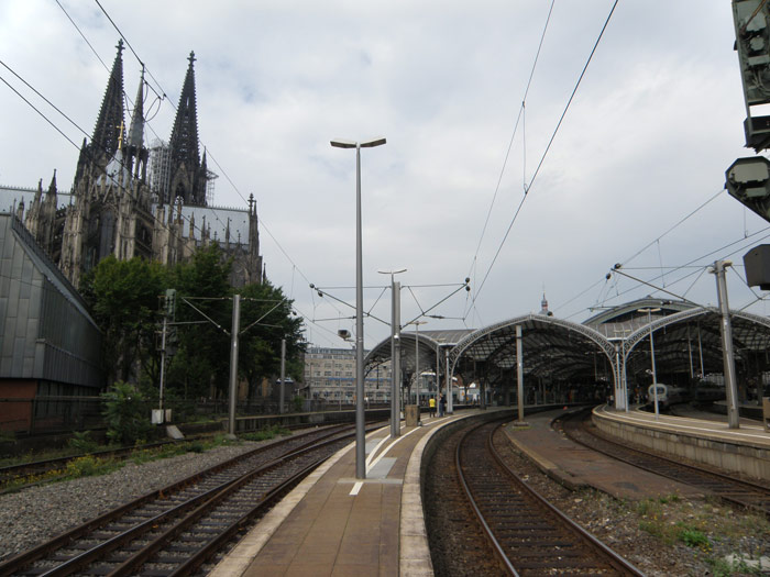 Vista de la entrada de vías a la estación desde el lado río