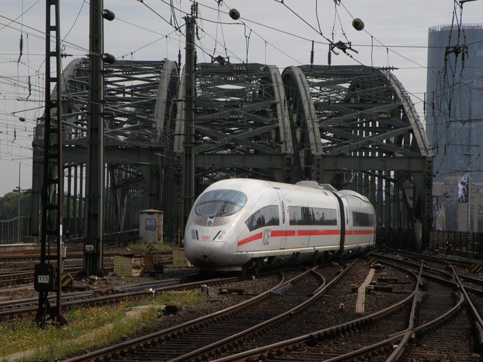 Un ICE sale de bajo los arcos del puente Hohenzollern para entrar la terminal de Colonia