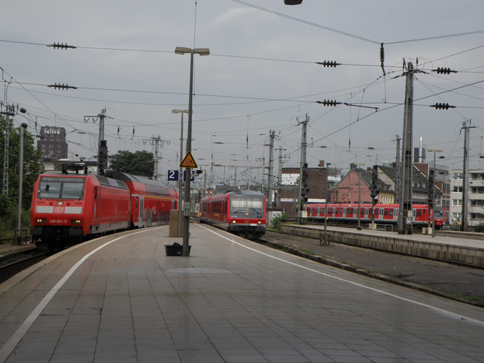 Varios trenes entrando simultáneamente por el lado occidental de la estación