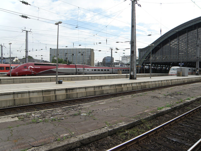 Un tren Thalys saliendo de la estación hacia Bélgica