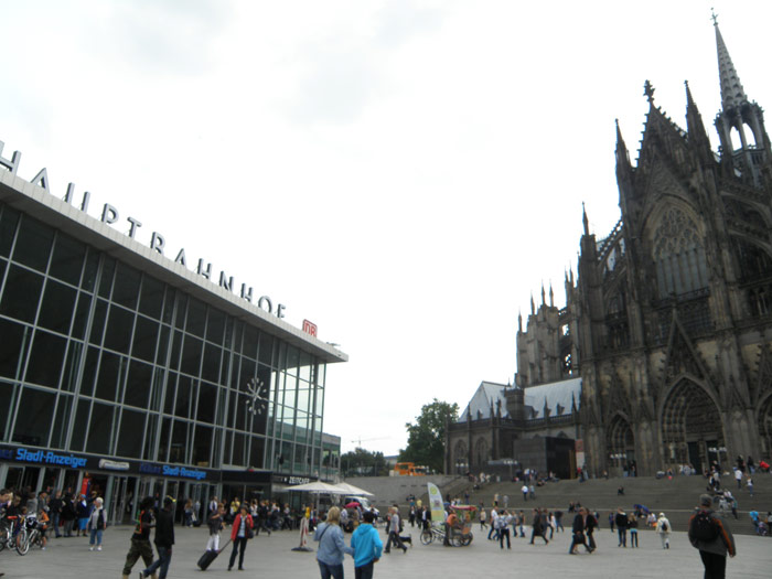 Plaza exterior de la estación, al pie de las escalinatas de la catedral