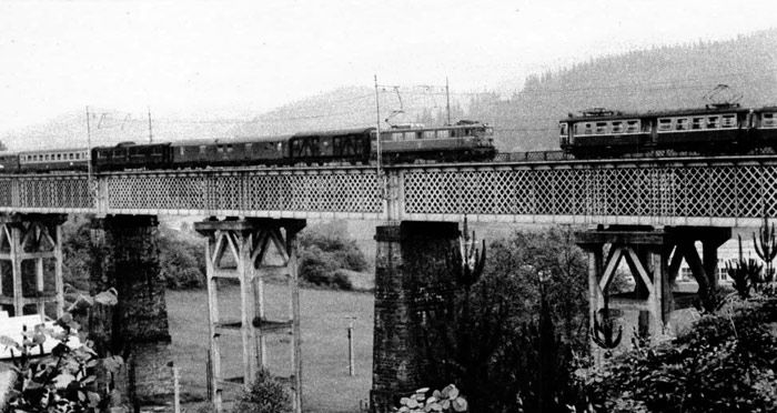 Fotografía tomada en 1975 del viaducto de Ormaiztegui.