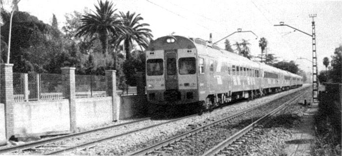 El Intercity Castellón-Madrid circula por la doble vía electrificada entre Burriana y Castellón que entró en servicio en 1985. Este tramo durante la campaña naranjera soportaba 120 circulaciones diarias. 