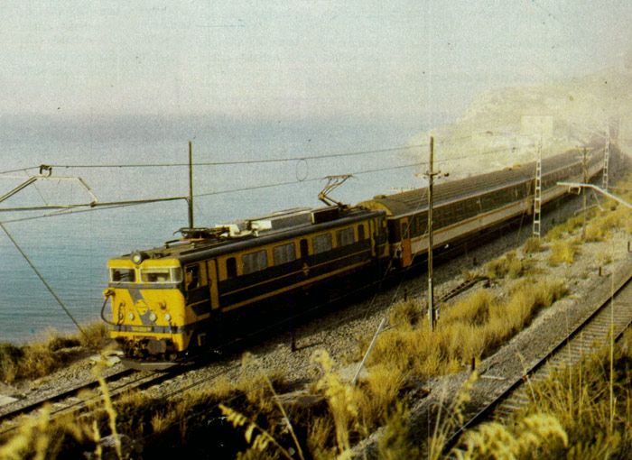 Tren Estrella Ciudad Condal. Imagen de Manolo Maristany tomada en 1985.
