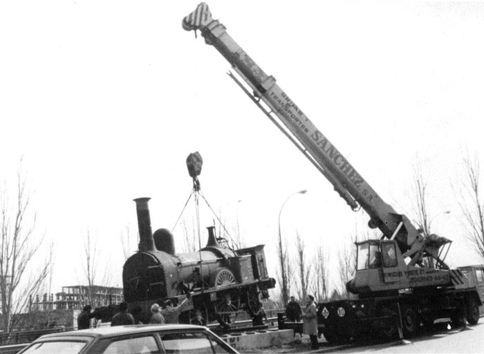 Relevo en el monumento al vapor en la estación de Chamartín en 1985. La máquina 1-1-1 se traslada al Mueso del Ferrocarril de Madrid y en su pedestal se inatala la 030-0224 de Renfe.