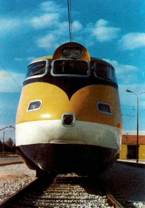 EI “Platanito”, en el depósito de Madrid-Fuencarral, preparado para el servicio del tren turístico Murallas de Ávila en 1986.