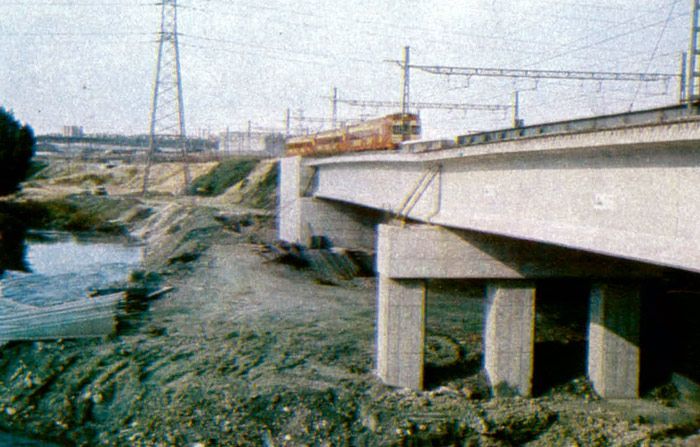 Entra en servicio en 1986 la tercera y cuarta vías entre Villaverde Bajo y Atocha, en Madrid. Imagen del nuevo puente sobre el Manzanares.