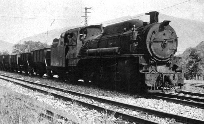 Ferrocarril de Ponferrada a Villablino. Locomotora 14, tipo 1-3-0, construida por Macosa en 1950. El tren vacío se dirige hacia el cargadero de Caboalles de Abajo.