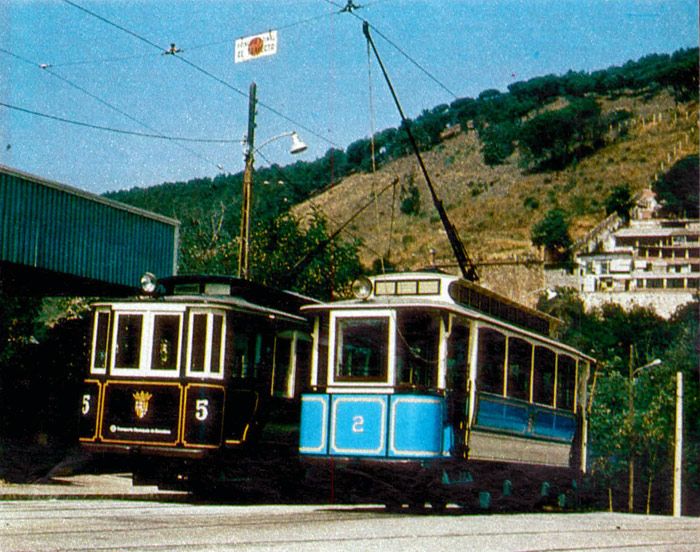 Tranvías de Barcelona número 5 y 2 del Tramvía Blau. La imagen, tomada en 1986, corresponde a la parada final superior, enlace con el funicular del Tibidabo.