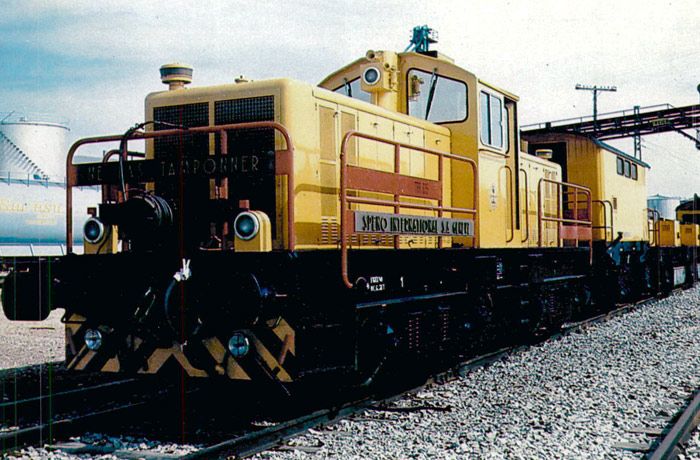 Tren amolador en Valderrobledo. En primer plano, la locomotora diesel hidráulica. A continuación se puede ver el vagón taller y los vagones amolares.
