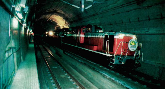 Primer tren de prueba que circulaba el 28 de septiembre de 1987 por el túnel de Seikán (Japón), el más largo del mundo que discurre bajo las aguas. Tiene 53 kilómetros y entró en servicio en marzo de 1988.