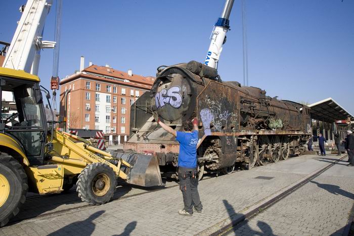La locomotora llega al punto fijado para iniciar las operaciones con las grúas