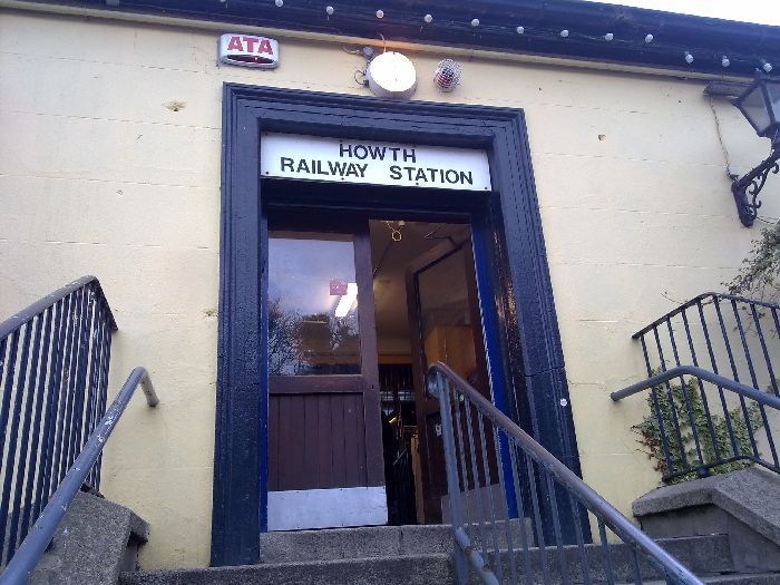 Acceso a la estación de Howth, costa norte dublinesa