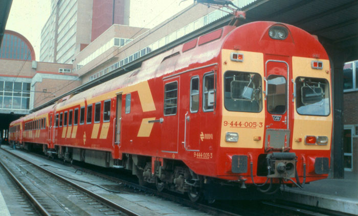 El electrotrén 444-005 en la estación de Chamartín, tras llegar de Valencia. 