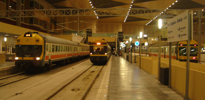 Estación de Zaragoza-Delicias coinciden tres electrotrenes de Renfe: 432, 444 y 448