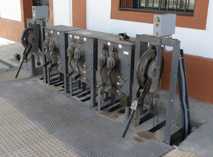 En la estación de Pedrera, en la línea de Utrera a La Roda, las palancas de las señales, mecánicas de brazo,  están en el andén