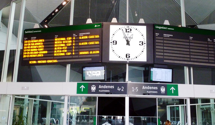 Panel de horarios de la nueva estación de Logroño