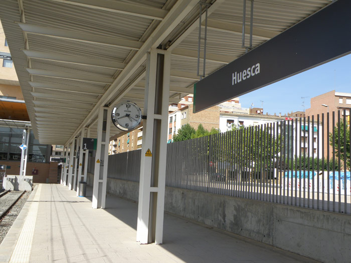 El andén del lado este de la estación, solo para trenes de ancho estándar