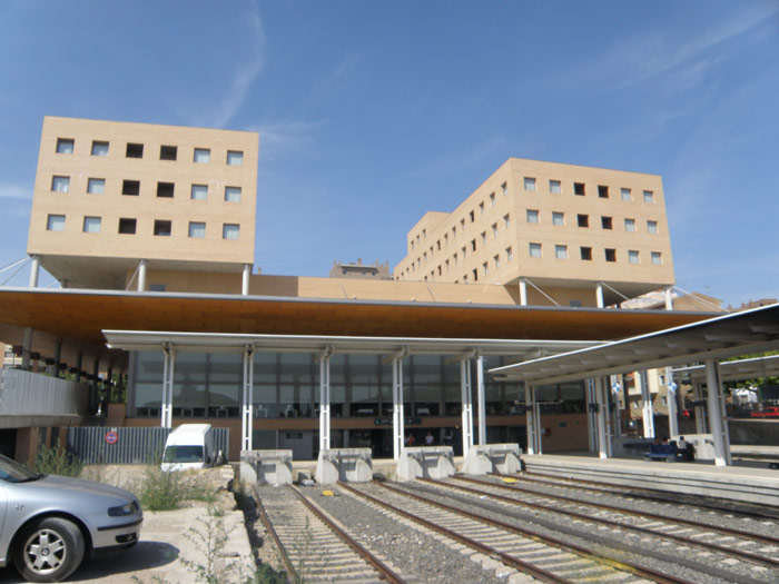 Vista de las cuatro vías de ancho ibíerico hacia el edificio de viajeros y hotel situado sobre las toperas