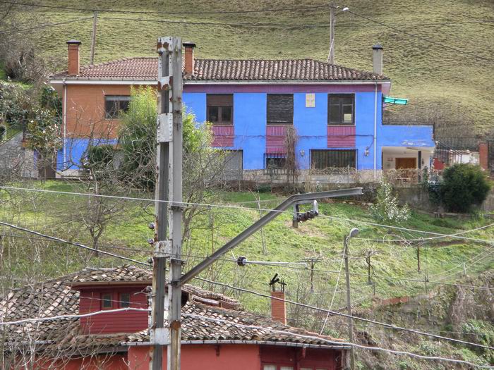 Impactante color de una casa de la aldea de Puente los Fierros, a pocos metros de las v�as