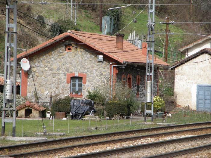 Casilla ferroviaria, impecablemente conservada en el recinto de Puente de los Fierros