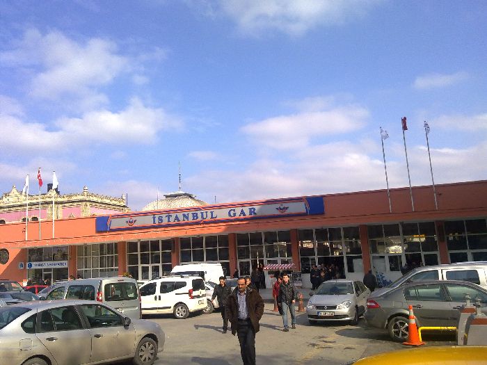 Acceso lateral a la estación de Sirkeci