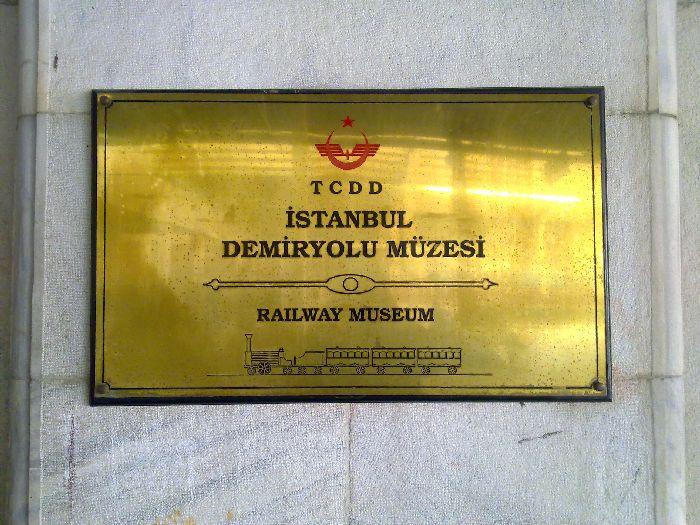 Placa situada en la entrada al museo ferroviario de la estación de Sirkeci