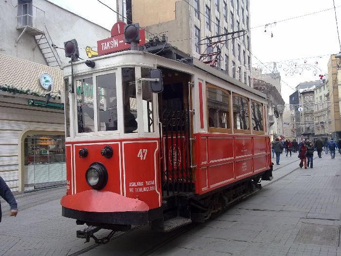 Una de las principales arterias comerciales de Estambul, İstiklal Caddesi, puede recorrerse a bordo de un tranvía histórico