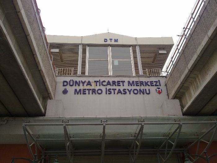 Fachada de la estación de metro de Istasyonu, Istanbul Expo Center