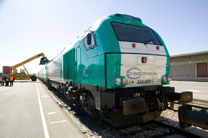 Locomotora serie 335 (Euro 4000 de Vossloh) que remolcaba el tren en el tramo ibérico, desde Silla hasta Portbou