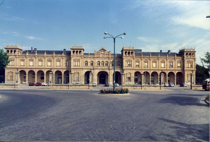 Fachada del edificio de viajeros de la estación en una imagen de 1992. Foto Colección Carlos Fernández Cuenca Gómez. AHF