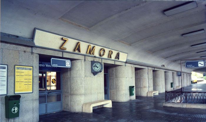 Vista parcial de la fachada del edificio de viajeros de la estación de Zamora.Foto Colección Carlos Fernández Cuenca Gómez. AHF