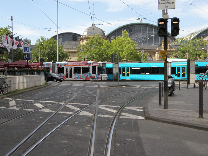 Tranvías desfilando frenfe a la fachada principal de la estación