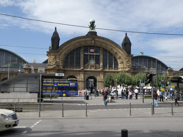 Monumental fachada de la estación central de Frankfurt