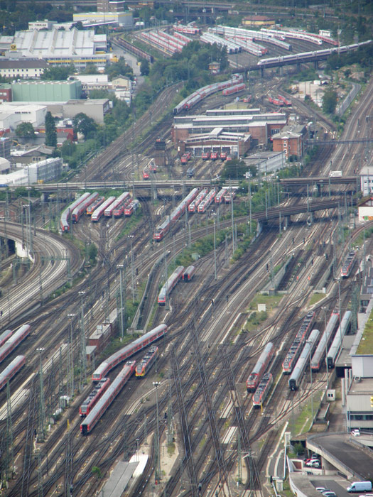 Vista del depósito de trenes anejo a la estación desde el mirador de la Main Tower