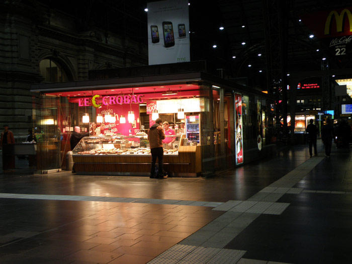 Una tienda de comida rápida, abierta siempre en esta estación para los viajeros