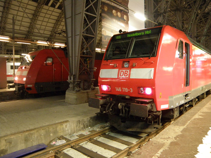 Dos trenes regionales dispuestos para salir en plena noche