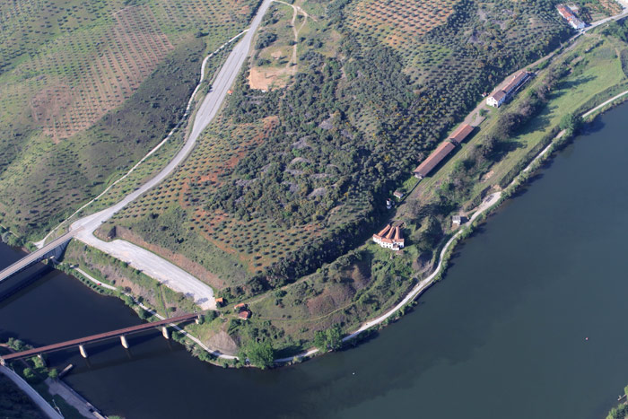 El puente internacional y la estacion  portuguesa de Barca de Alba, con sus depósitos de material móvil. A la izquierda el moderno puente de carretera deVega Terrón