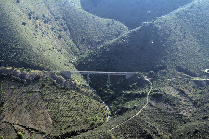 Puente del Arroyo de los Poyos, de 134 metros de longitud y dos pilas de celosía metálica