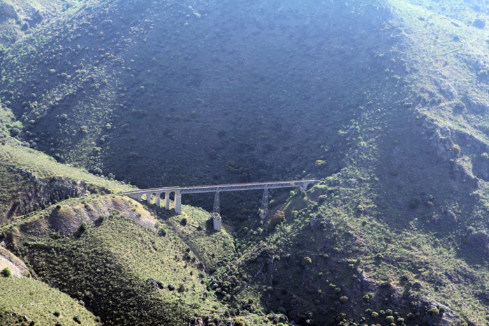 Espectacular viaducto de Arroyo del Lugar, en el Km 70,7, de 169 metros de longitud, con tres tramos de viga metálica apoyada sobre dos pilares metálicos de celosía y dos tramos sobre viaducto de piedra