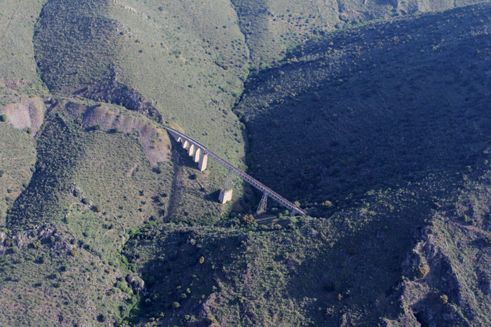 Otra perspectiva del viaducto del Arroyo del Lugar, que se encuentra encajado entre una profunda trinchera y un túnel