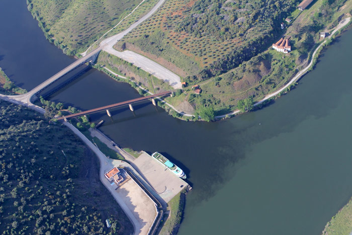 El puente internacional del Agueda justo en la confluencia de este r�o con el Duero. En primer plano el muelle de Vegaterr�n con uno de los cruceros fluviales que remontan el Duero desde Oporto.