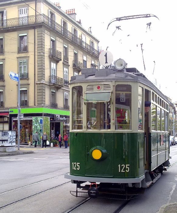 Un tranvía histórico recorre el casco antiguo de la ciudad