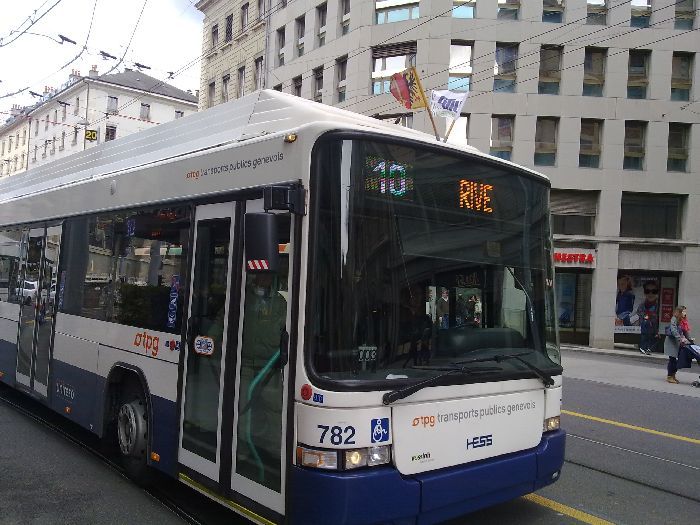 Hasta los autobuses urbanos iban engalanados con las banderas de la UITP y el cantón de Ginebra durante la celebración del 60º congreso