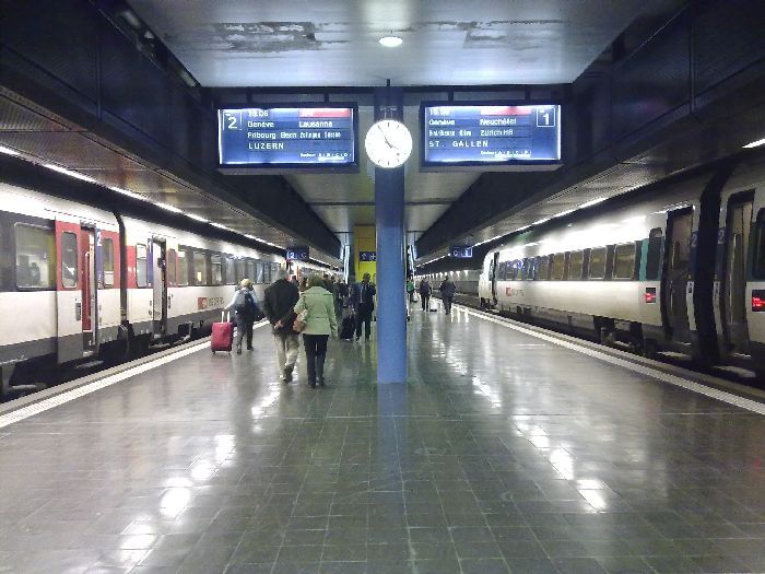 La estación de Ginebra Aeropuerto cuenta con una alta frecuencia de trenes con la terminal de Cornavin además de otros destinos