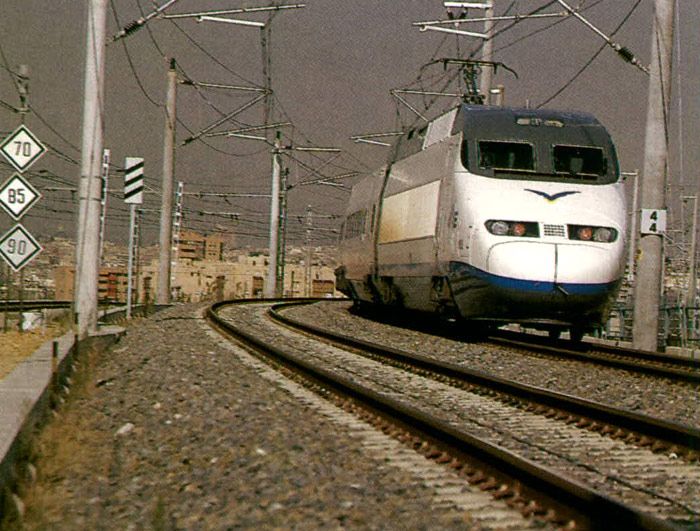 La composición número 15 del AVE serie 100 alcanza  los 356,8 km/h, tercera marca mundial de velocidad ferroviaria en 1993.