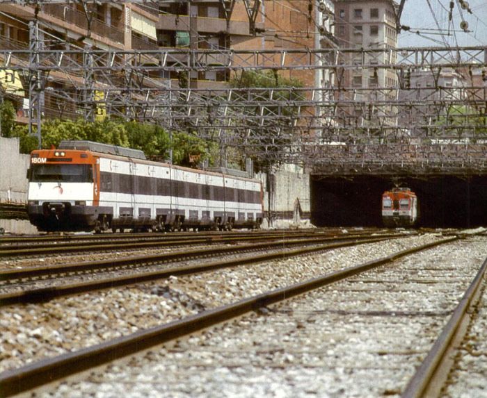 Acceso ferroviario a la estación de Barcelona-Sants en 1993.