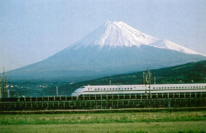 El tren Nazomí ante el volcán Fujiyama en 1993. La tercera generación de alta velocidad japonesa alcanza la velocidad de 270 km/h.